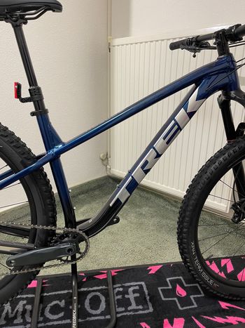 Used Trek Roscoe 8 2023 2023 Mountainbike, Blue, 27.5, 29 — image 3 of 16