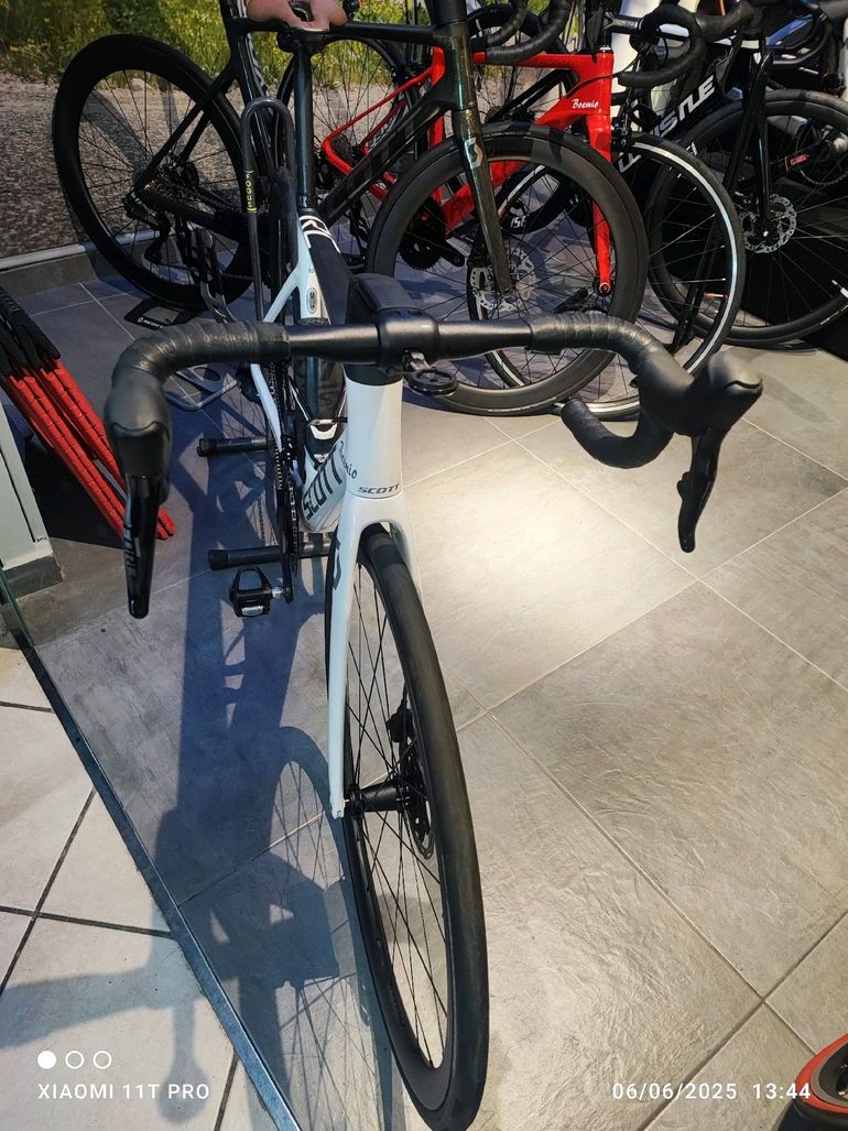 Used Scott Addict RC 10 2021 2021 Road & Gravel, White — image 5 of 6