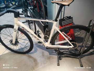 Used Scott Addict RC 10 2021 2021 Road & Gravel, White — image 1 of 6