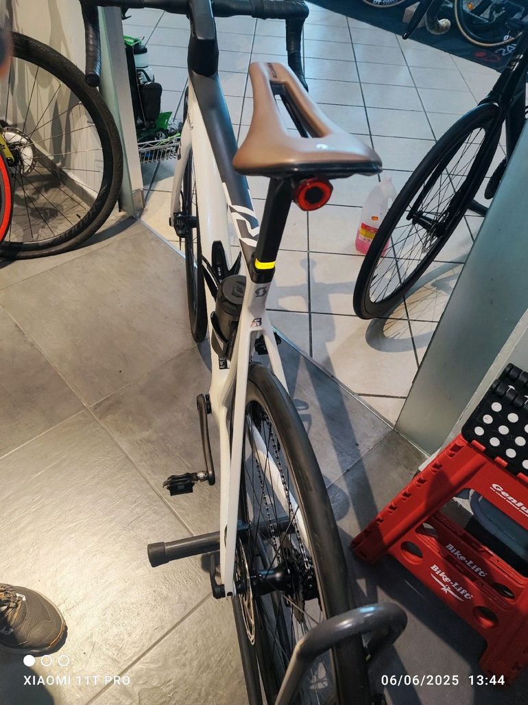 Used Scott Addict RC 10 2021 2021 Road & Gravel, White — image 4 of 6