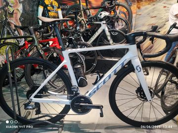 Used Scott Addict RC 10 2021 2021 Road & Gravel, White — image 2 of 6