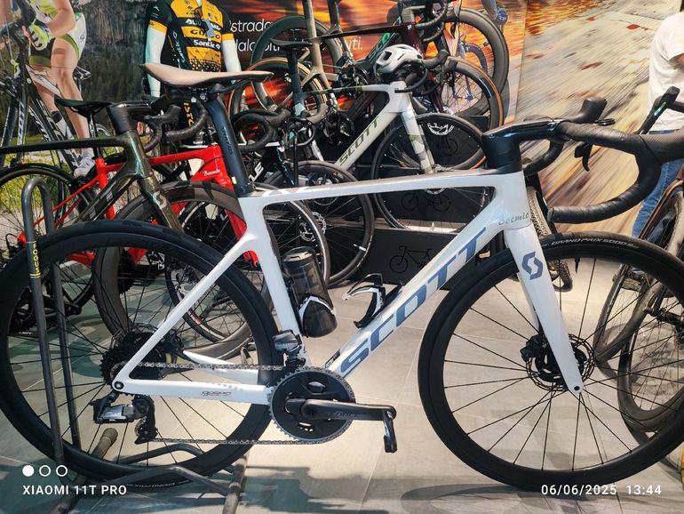 Used Scott Addict RC 10 2021 2021 Road & Gravel, White — image 2 of 6