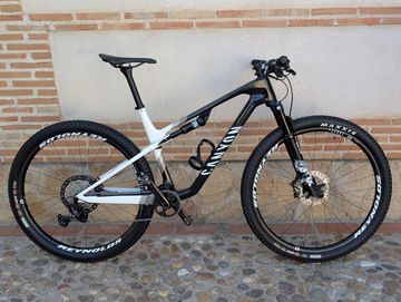 Used Canyon Lux World Cup 7 2023 2023 Mountainbike, Black, 29 — image 1 of 6