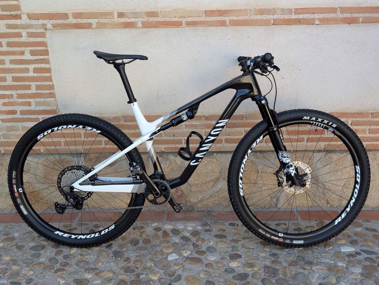 Used Canyon Lux World Cup 7 2023 2023 Mountainbike, Black, 29 — image 1 of 6
