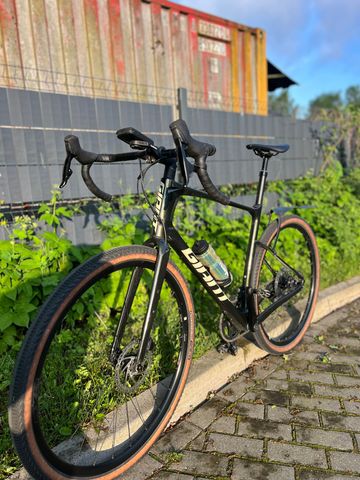 Used Giant Revolt, Advanced 1 2022 2022 Road & Gravel, Green — image 1 of 4