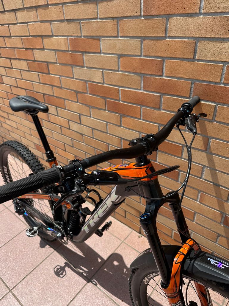 Used Trek Slash 8 2022 2022 Mountainbike, Light Gray — image 8 of 10