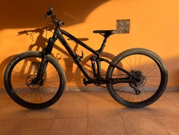 Used Trek Fuel EX 8 Plus 2019 2019 Mountainbike, Black, 27.5 — image 2 of 13
