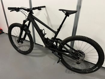 Used Specialized Enduro Expert 2023 2023 Mountainbike, Black, 29 — image 3 of 26