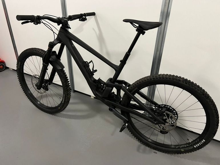 Used Specialized Enduro Expert 2023 2023 Mountainbike, Black, 29 — image 3 of 26