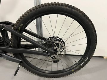 Used Specialized Enduro Expert 2023 2023 Mountainbike, Black, 29 — image 4 of 26