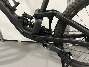 Used Specialized Enduro Expert 2023 2023 Mountainbike, Black, 29 — image 9 of 26