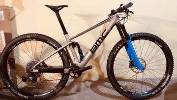 Used BMC Fourstroke Shimano Deore XT 2023 Mountainbike, Light Gray — image 1 of 10