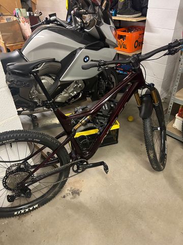 Used Orbea Oiz Shimano Deore XT 2024 Mountainbike, Red — image 1 of 3
