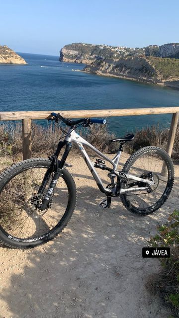 Used YT Industries Jeffsy CORE 2 2021 2021 Mountainbike, Light Gray, 27.5 — image 1 of 4