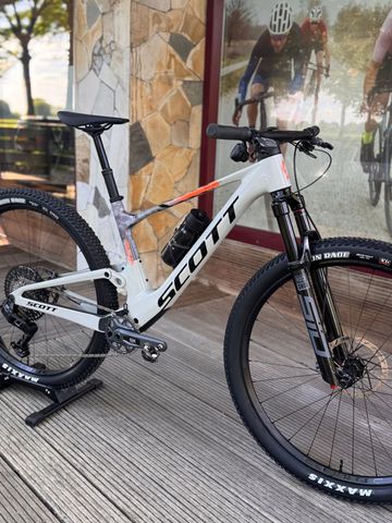 Used Scott Spark RC Team Issue 2025 Mountainbike, Light Gray — image 1 of 5