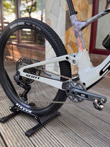 Used Scott Spark RC Team Issue 2025 Mountainbike, Light Gray — image 2 of 5
