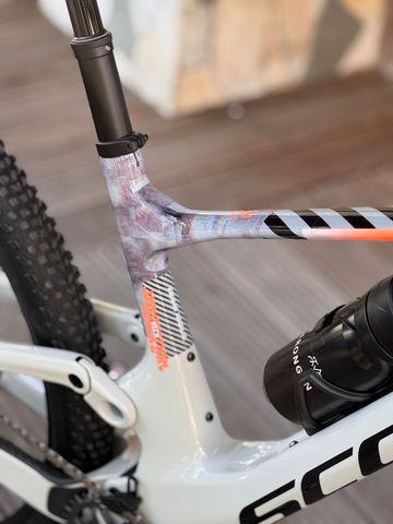 Used Scott Spark RC Team Issue 2025 Mountainbike, Light Gray — image 3 of 5