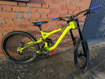 Used Commencal Supreme 2016 Mountainbike, Black — image 2 of 11