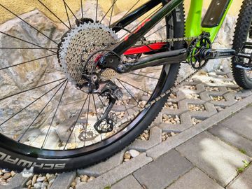 Used Specialized Camber Shimano Deore XT 2017 Mountainbike, Green — image 3 of 5