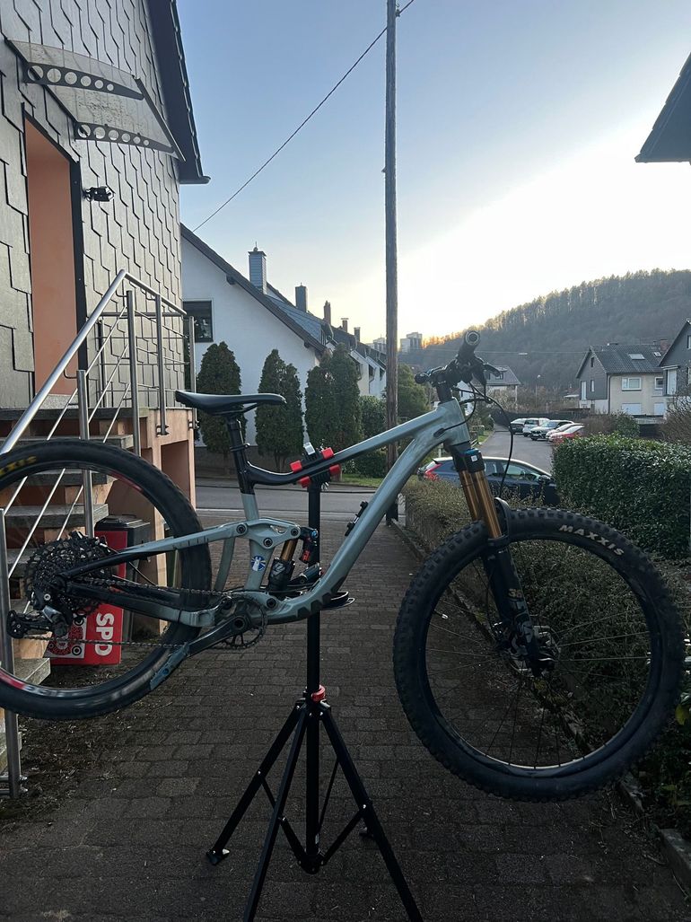 Used Giant Trance X 2 2022 2022 Mountainbike, Light Gray, 27.5 — image 1 of 4