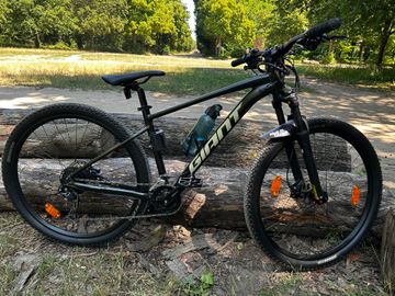 Used Giant Talon 2 2022 2022 Mountainbike, Green — image 1 of 11