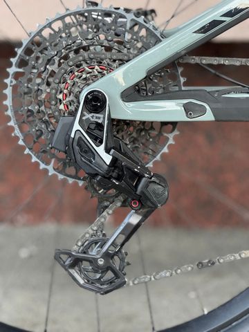 Gebrauchtes Pivot Shuttle SL SRAM X01 Eagle AXS 2024 Mountainbike, Hellgrau — Bild 4 von 11