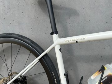Used Specialized Aethos Shimano 105 Di2 2025 Road & Gravel, White — image 3 of 21