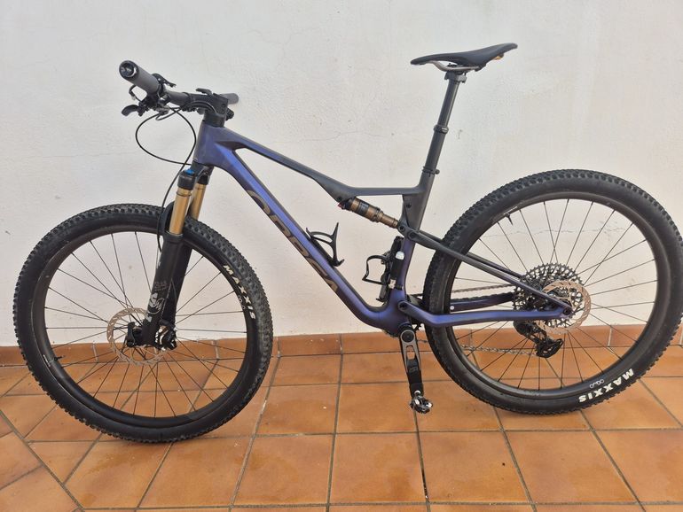 Used Orbea OIZ M-TEAM AXS 2024 2024 Mountainbike, Purple, 29 — image 1 of 13