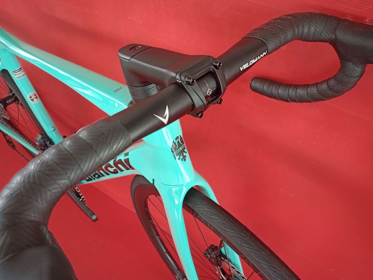 Used Bianchi Specialissima COMP Ultegra Di2 2024 2024 Road & Gravel — image 9 of 10