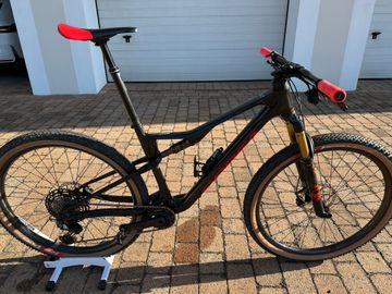 Orbea OIZ M-PRO 2023 2023 Mountainbike usato, Nero — immagine 1 di 15