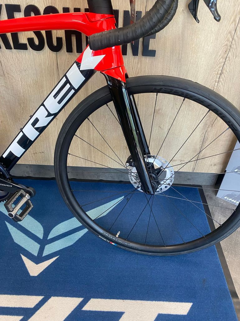 Used Trek Émonda SL 6 Disc 2022 2022 Road & Gravel — image 3 of 6