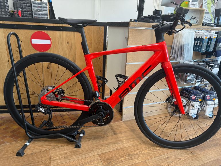 Used BMC Roadmachine 01 AMP TWO 2024 2024 Road & Gravel, Red — image 3 of 3
