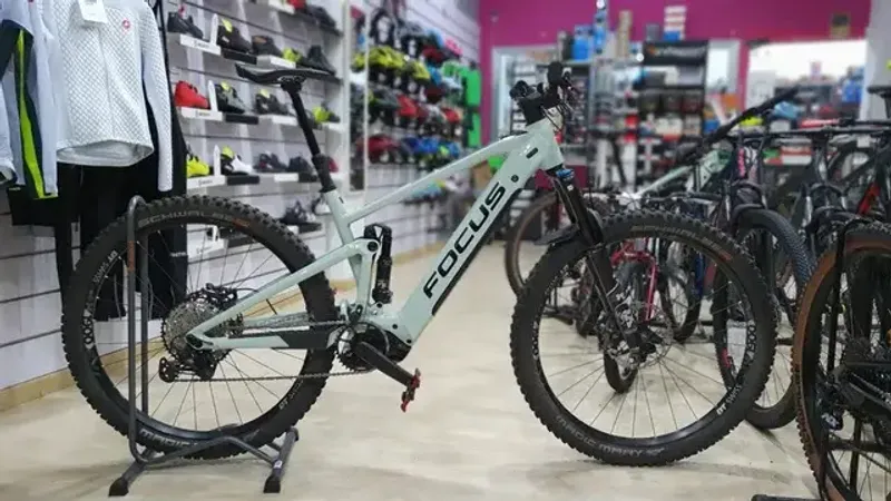 Used Focus Jam Shimano Deore XT 2022 Mountainbike, Light Gray — image 1 of 4