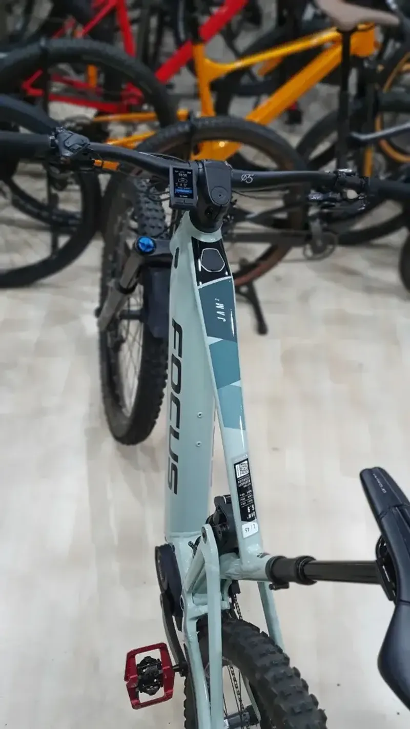 Used Focus Jam Shimano Deore XT 2022 Mountainbike, Light Gray — image 4 of 4