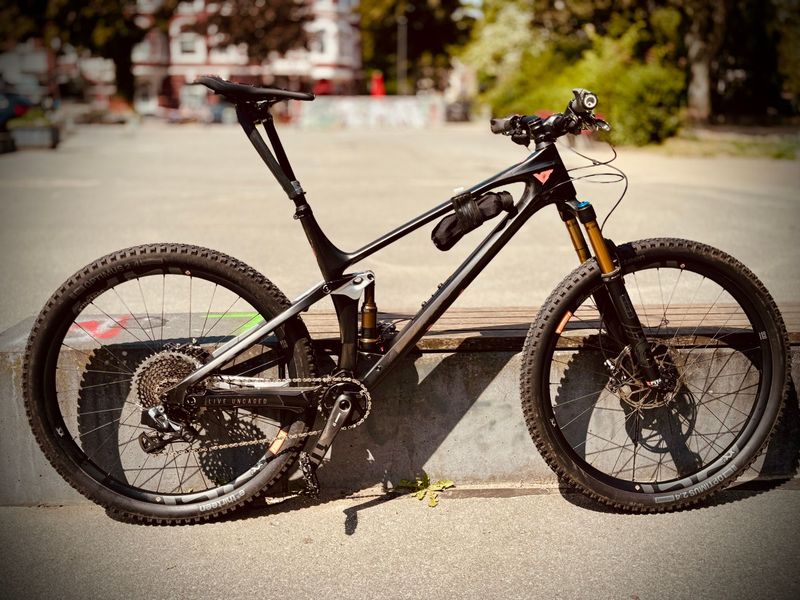 Käytetty YT Industries IZZO Launch Edition 2020 2020 MTB