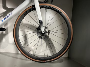 Used Trek Madone SL 6 2025 Road & Gravel, White — image 4 of 4