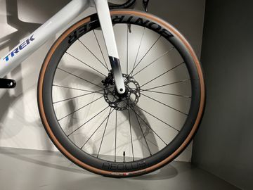 Used Trek Madone SL 6 2025 Road & Gravel, White — image 4 of 4