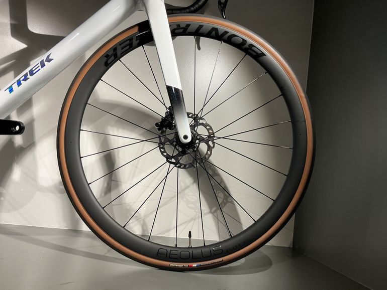 Used Trek Madone SL 6 2025 Road & Gravel, White — image 4 of 4