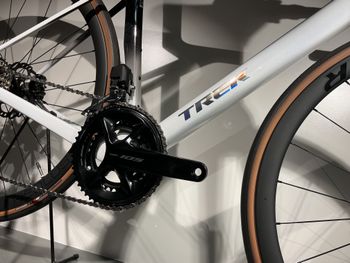 Used Trek Madone SL 6 2025 Road & Gravel, White — image 2 of 4