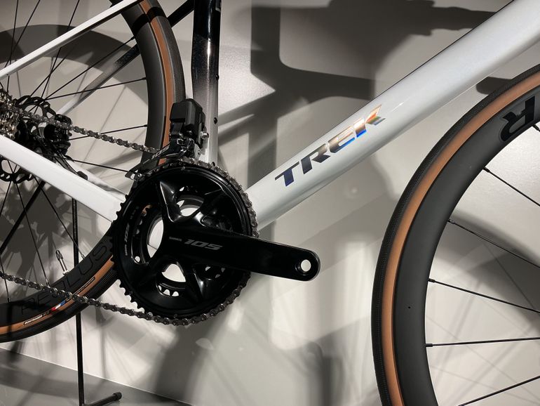 Used Trek Madone SL 6 2025 Road & Gravel, White — image 2 of 4