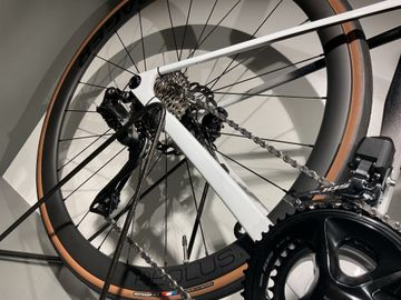 Used Trek Madone SL 6 2025 Road & Gravel, White — image 3 of 4