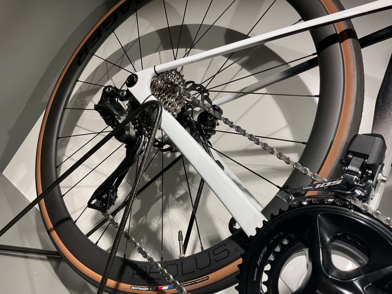 Used Trek Madone SL 6 2025 Road & Gravel, White — image 3 of 4
