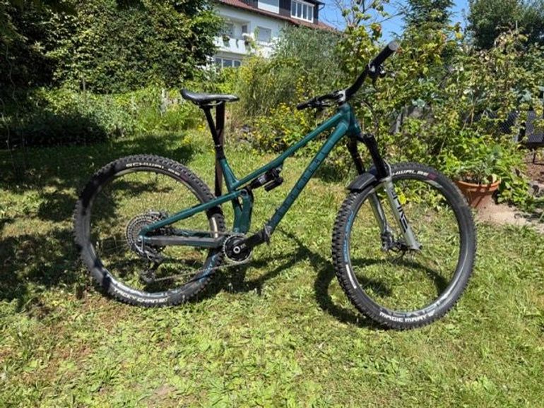 Used Commencal T.E.M.P.O Custom 2024 Mountainbike, Green — image 1 of 6