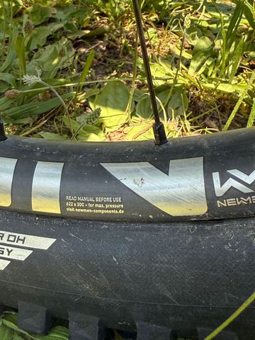 Used Commencal T.E.M.P.O Custom 2024 Mountainbike, Green — image 3 of 6