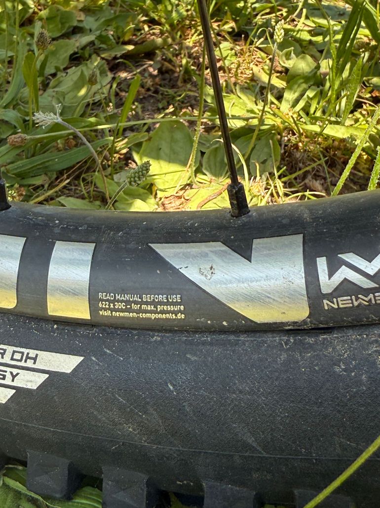 Used Commencal T.E.M.P.O Custom 2024 Mountainbike, Green — image 3 of 6