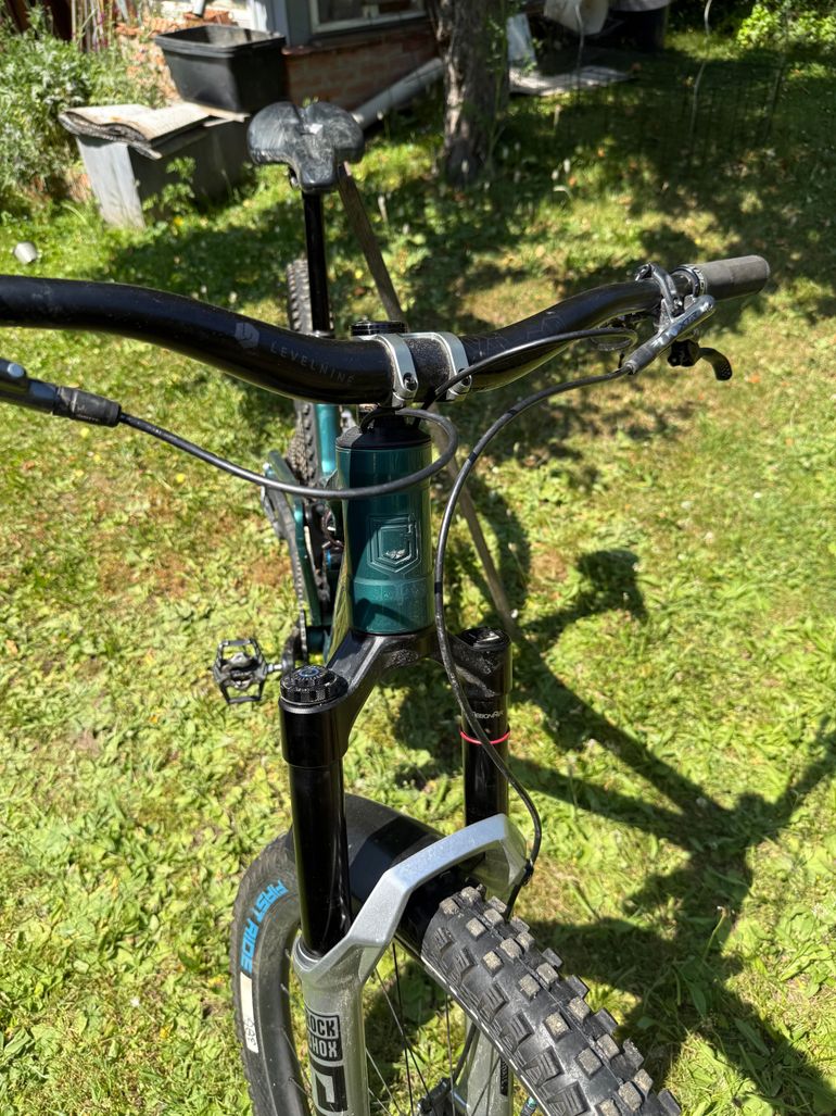 Used Commencal T.E.M.P.O Custom 2024 Mountainbike, Green — image 4 of 6