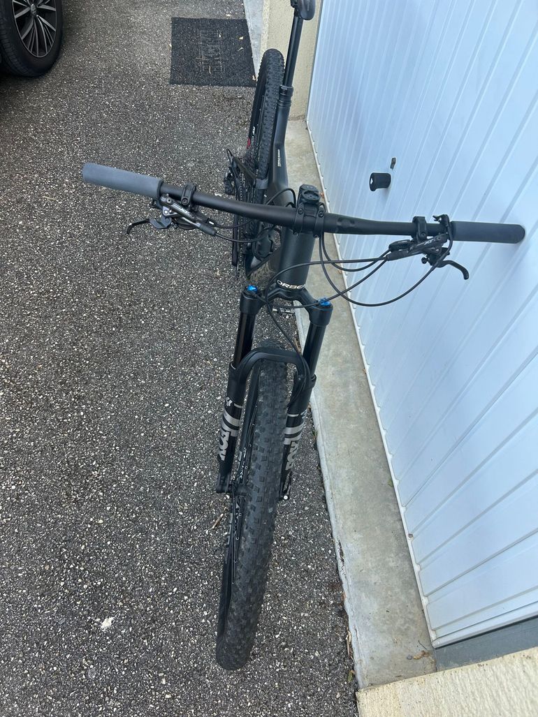 Used Orbea Oiz Shimano Deore XT 2023 Mountainbike, Black — image 3 of 11