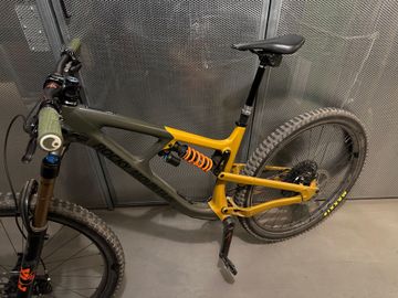 Used Rocky Mountain Slayer C90 Custom 2023 Mountainbike, Green — image 2 of 9