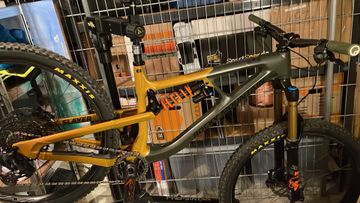 Used Rocky Mountain Slayer C90 Custom 2023 Mountainbike, Green — image 5 of 9