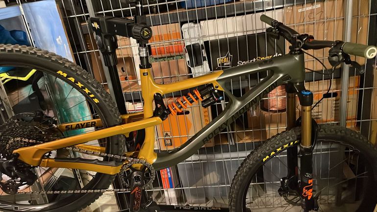 Used Rocky Mountain Slayer C90 Custom 2023 Mountainbike, Green — image 5 of 9
